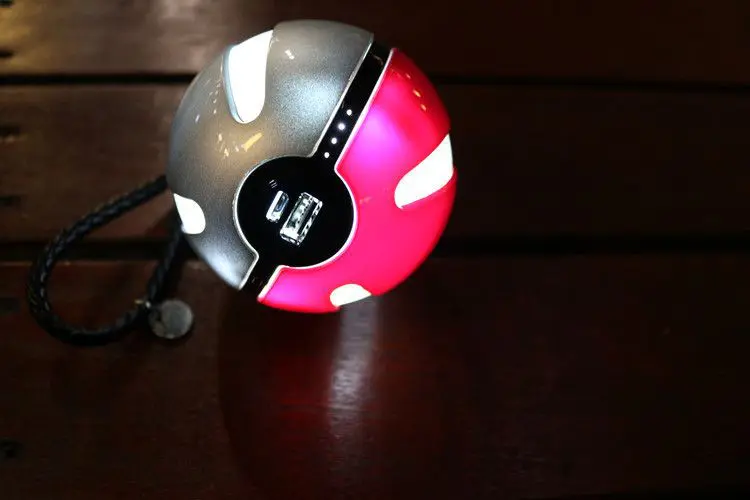 Pokemon – Pokeball Power Bank with LED Light (10.000mA) Phone Accessories